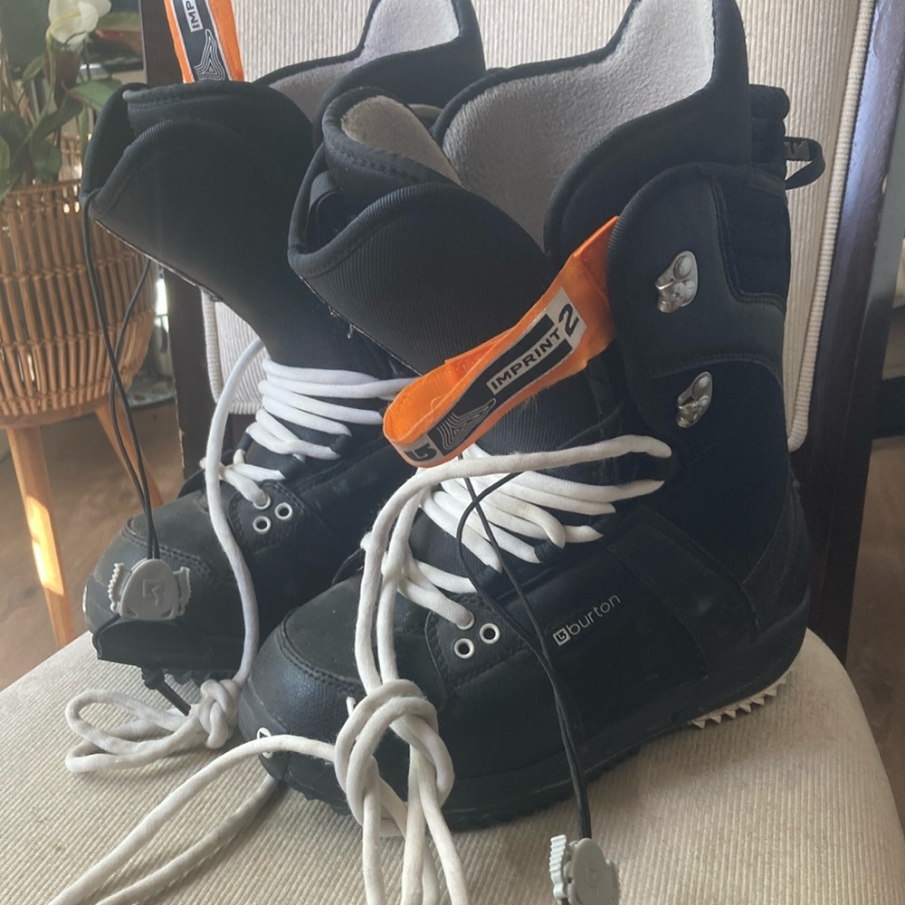 Burton Woman’s 6.5 snowboarding boots good condition